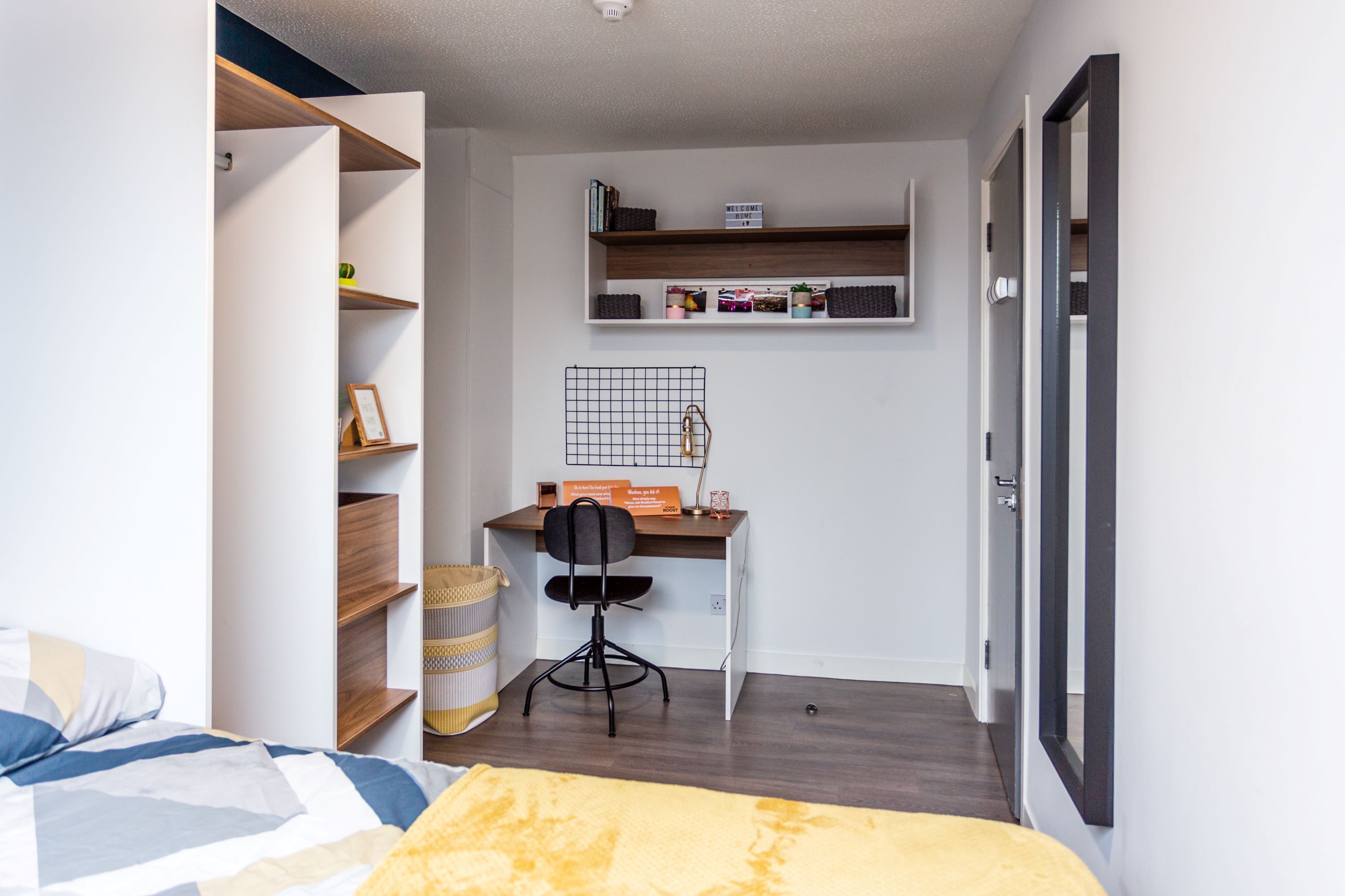 4 Bed Silver - room
